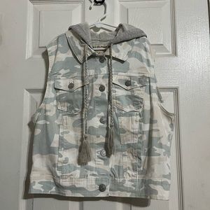 Camouflage Sleeveless Button Up Vest (hooded)